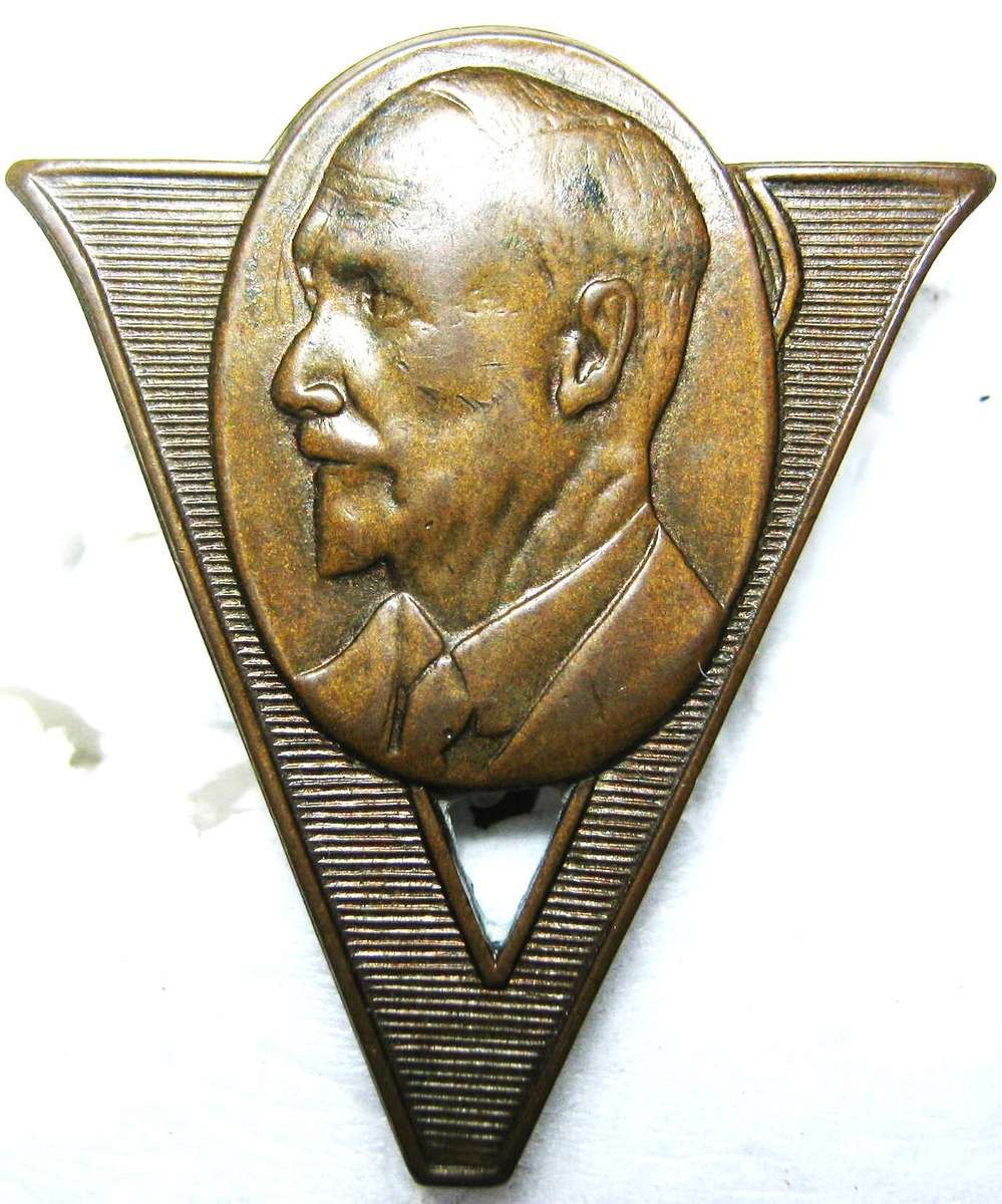 WW2 JAN SMUTS VICTORY PIN BADGE MADE OF BRASS IN GOOD CONDITION