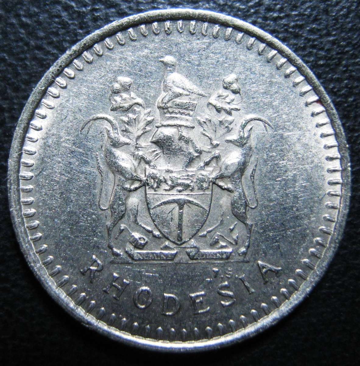 1976 UNCIRCULATED RHODESIA 5 CENTS IN VERY GOOD CONDITION