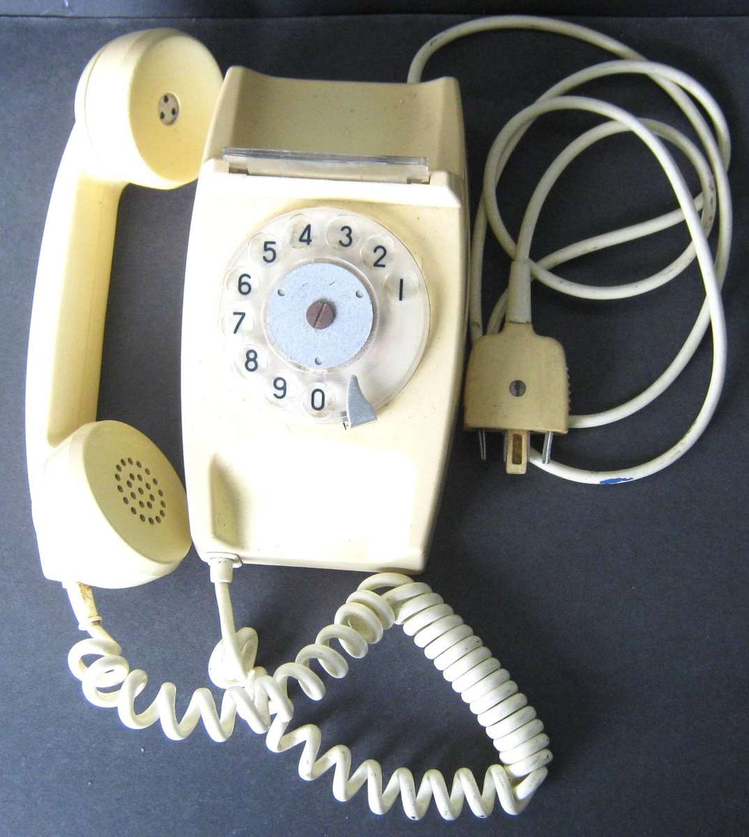 VINTAGE DIAL TELEPHONE IN GOOD USED CONDITION