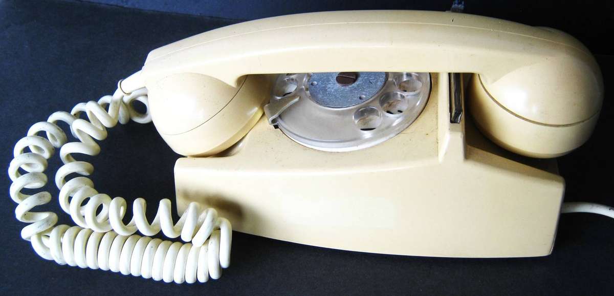 VINTAGE DIAL TELEPHONE IN GOOD USED CONDITION