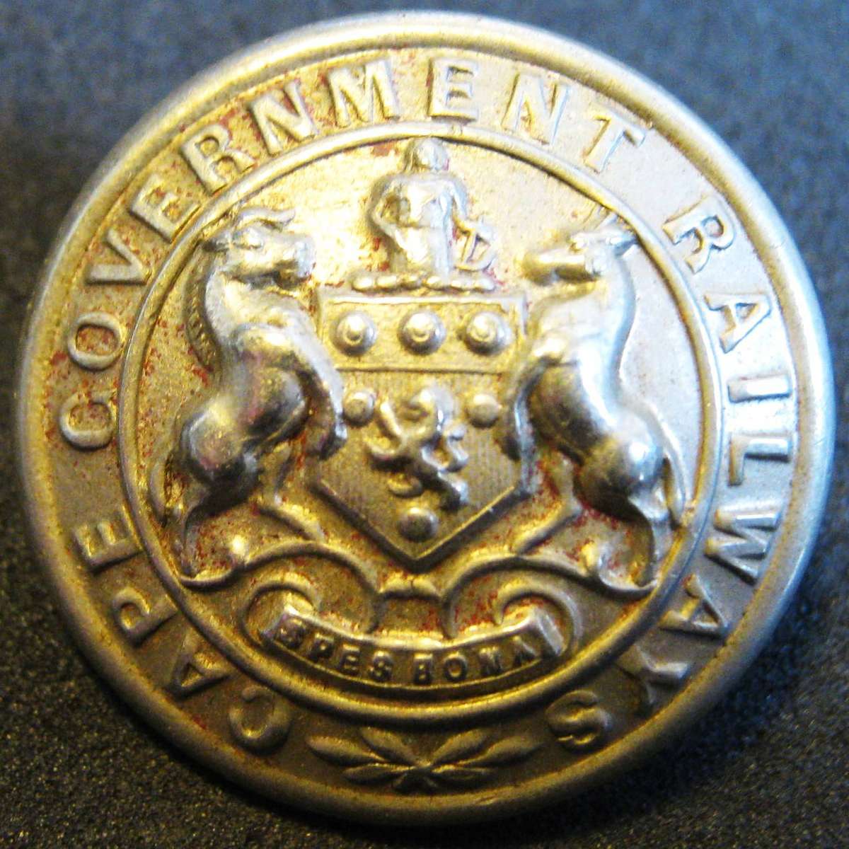 VINTAGE CAPE GOVERNMENT RAILWAYS BUTTON IN GOOD CONDITION
