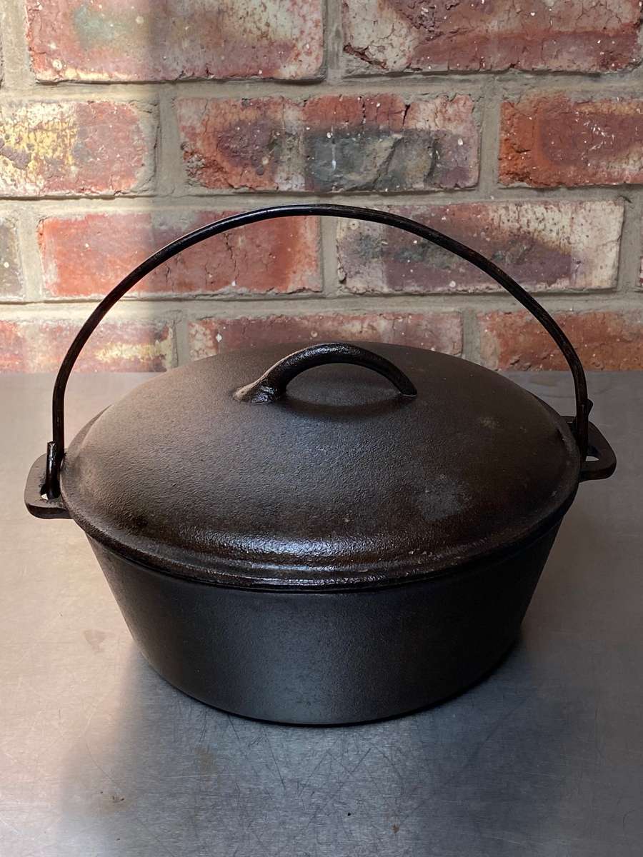 Cast Iron Flat Bottom Potjie Dutch Oven 6,top diameter 25cm,used, in working condition,vintage