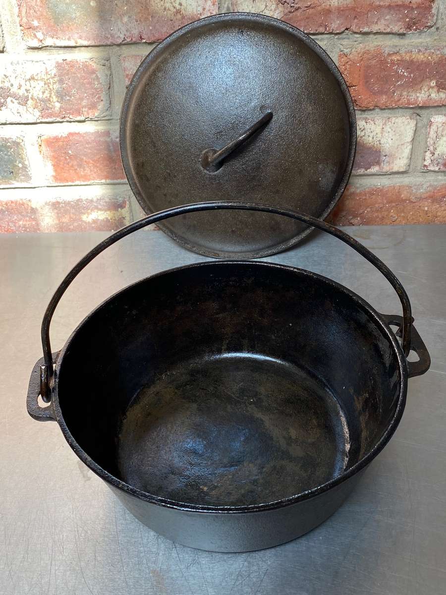 Cast Iron Flat Bottom Potjie Dutch Oven 6,top diameter 25cm,used, in working condition,vintage