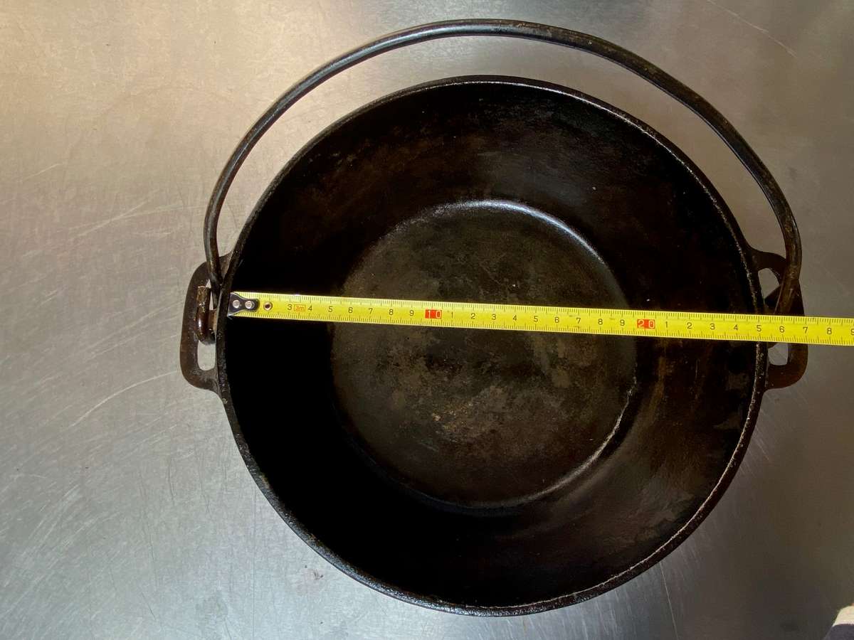 Cast Iron Flat Bottom Potjie Dutch Oven 6,top diameter 25cm,used, in working condition,vintage