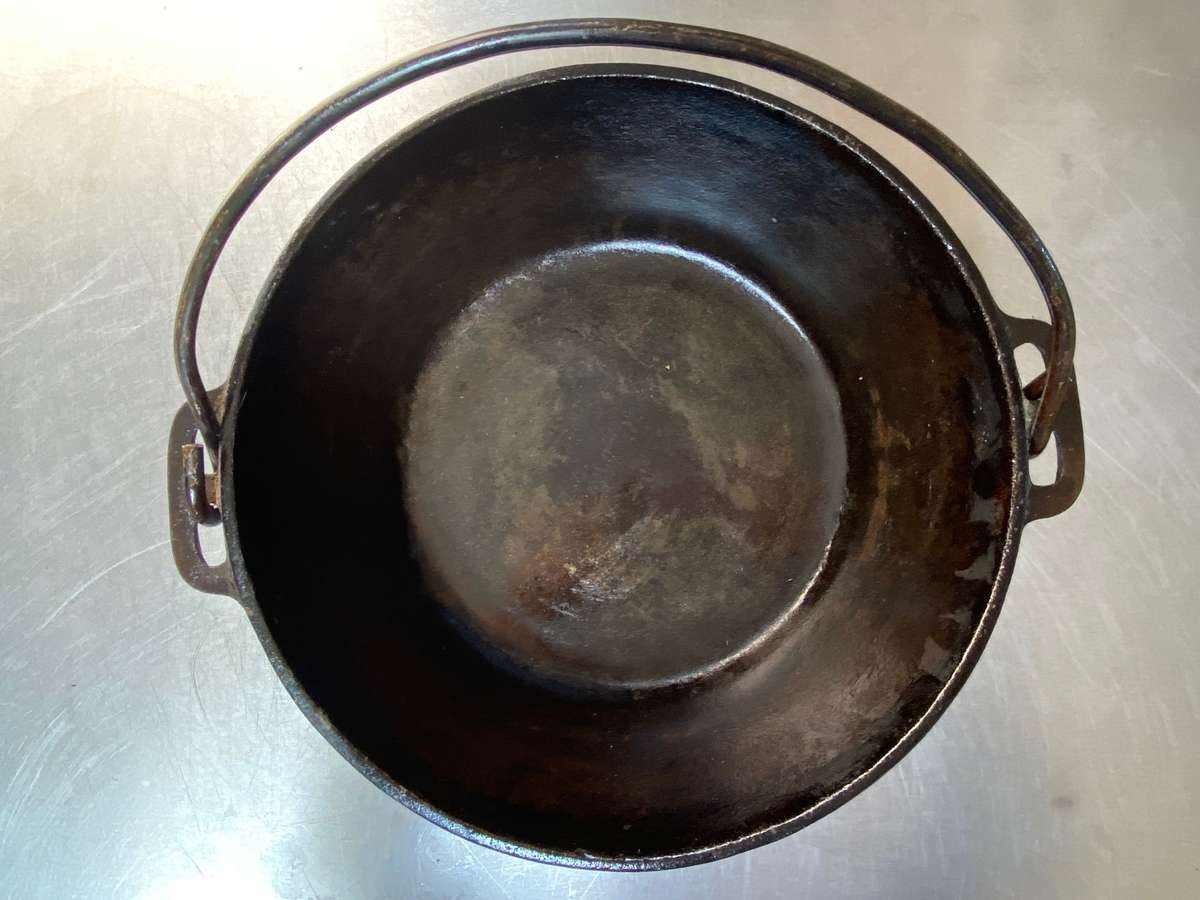 Cast Iron Flat Bottom Potjie Dutch Oven 6,top diameter 25cm,used, in working condition,vintage