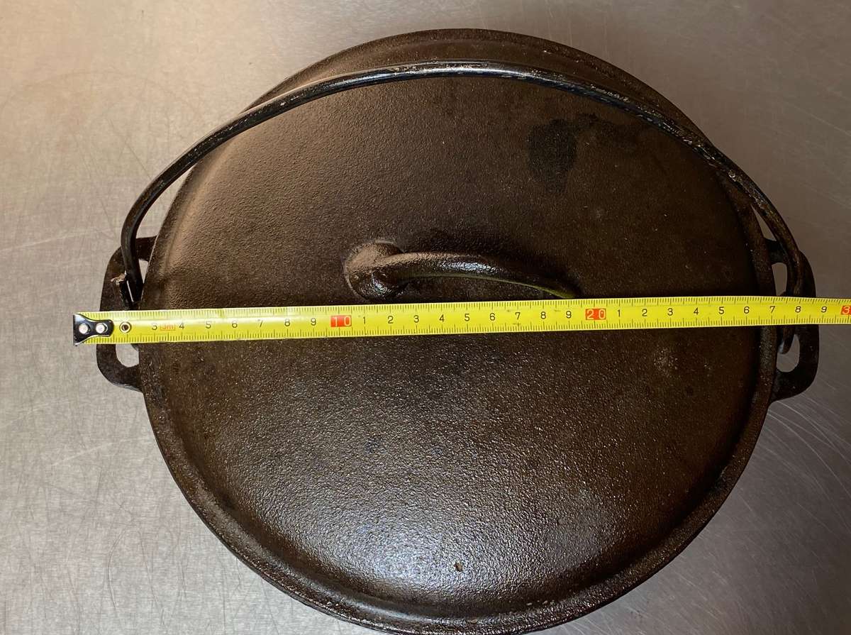 Cast Iron Flat Bottom Potjie Dutch Oven 6,top diameter 25cm,used, in working condition,vintage
