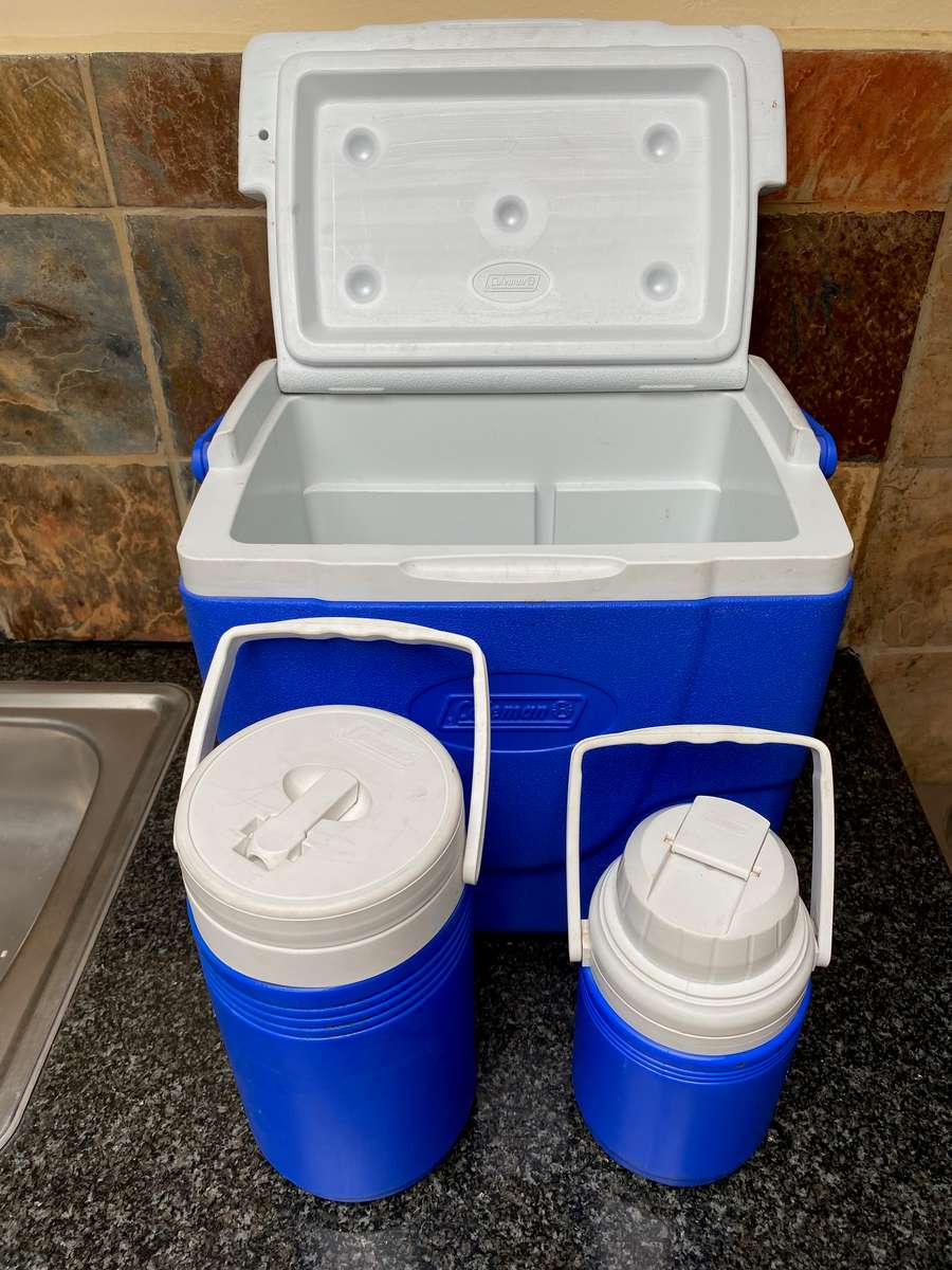 COLEMAN Combo blue (3 pieces) made in USA, vintage:Coolbox  6215/6216 16 Quart + 2  drink container
