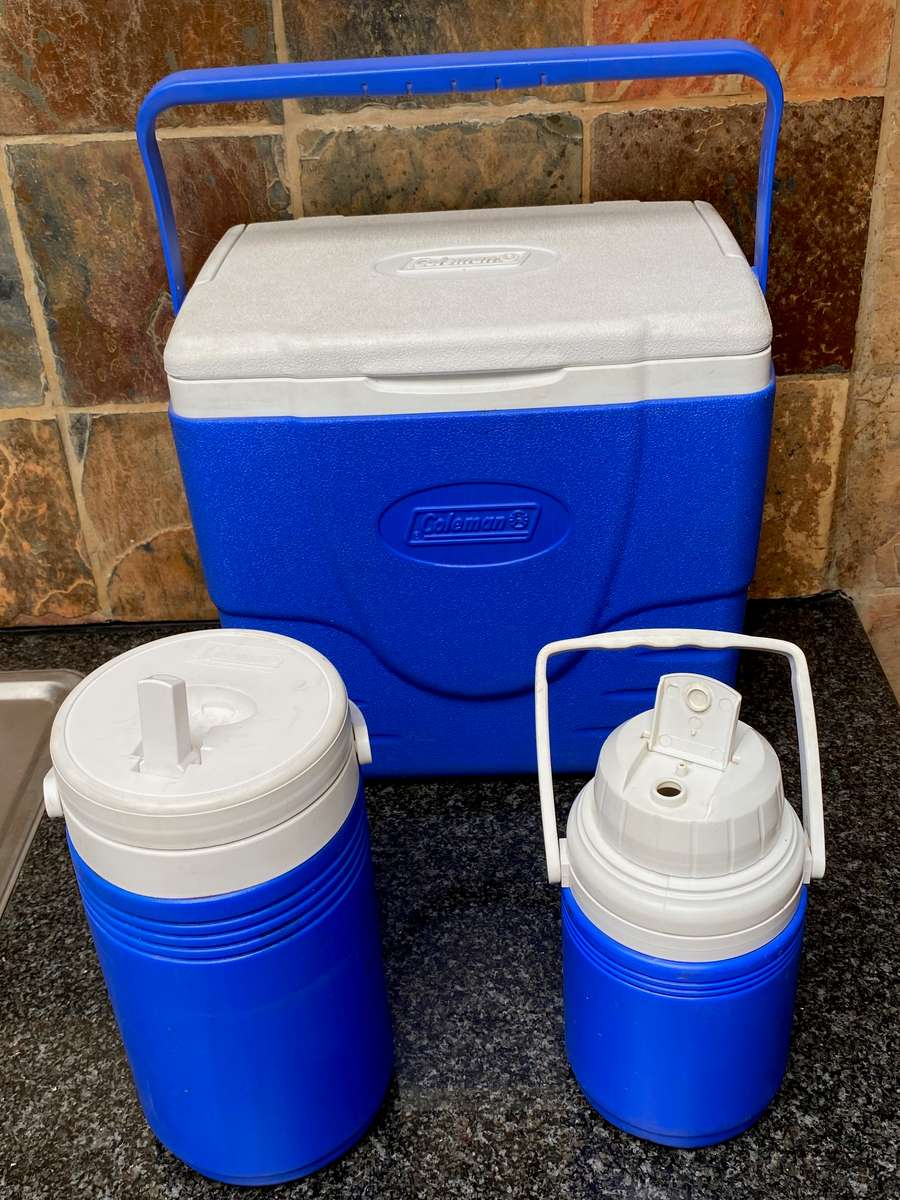 COLEMAN Combo blue (3 pieces) made in USA, vintage:Coolbox  6215/6216 16 Quart + 2  drink container