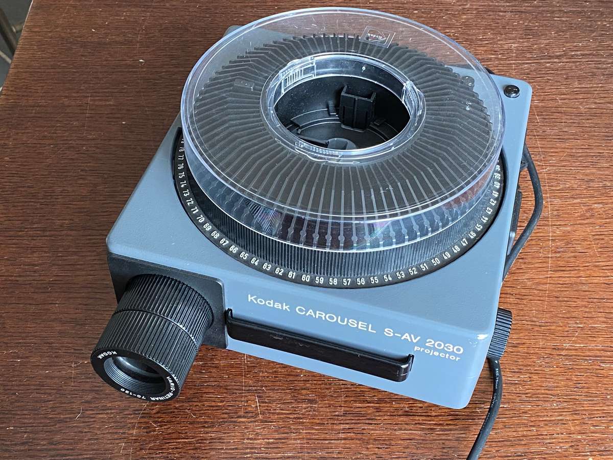 KODAK Slide Projector  S-AV 2030 with Kodak Retinar Vario Zoom Lens 70-120mm (LOT 2)