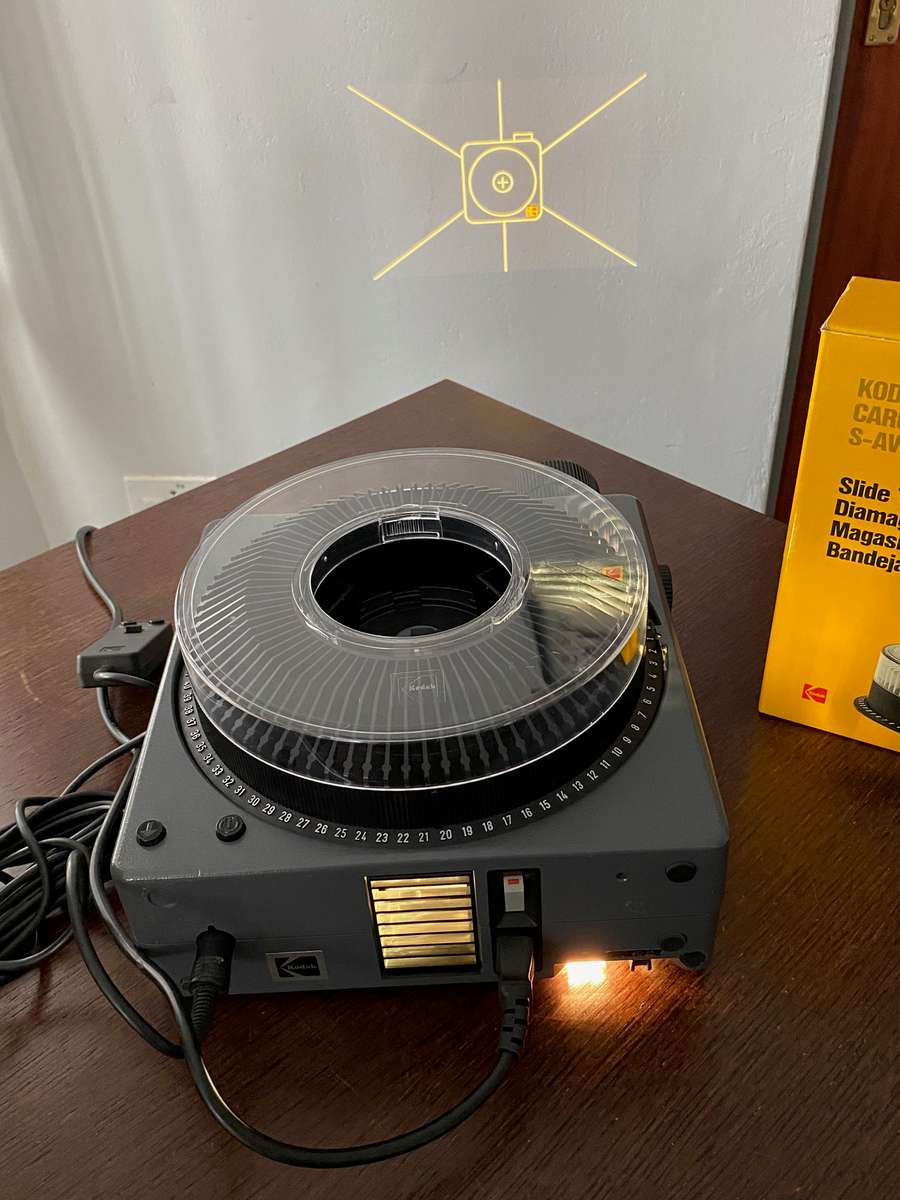 KODAK Slide Projector  S-AV 2030 with Kodak Retinar Vario Zoom Lens 70-120mm (LOT 2)