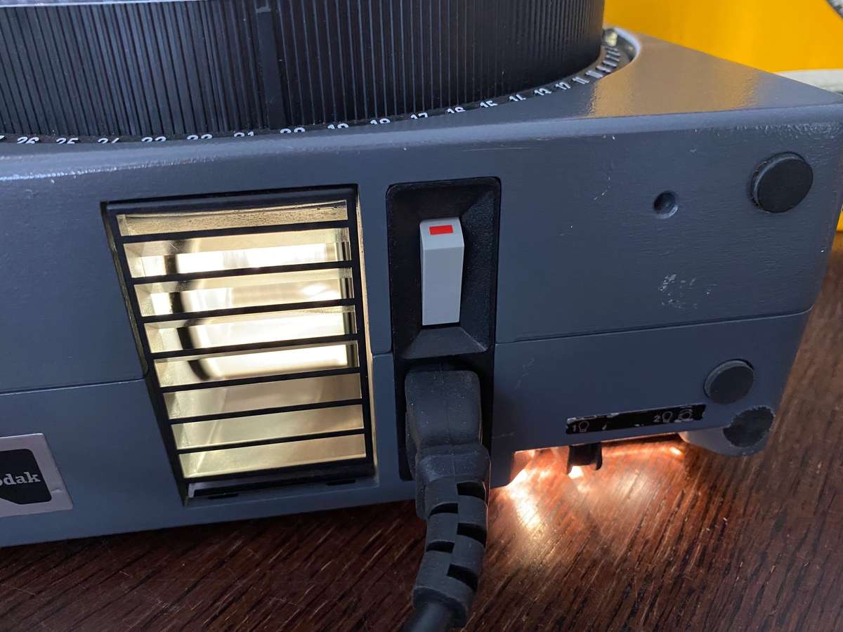 KODAK Slide Projector  S-AV 2030 with Kodak Retinar Vario Zoom Lens 70-120mm (LOT 2)