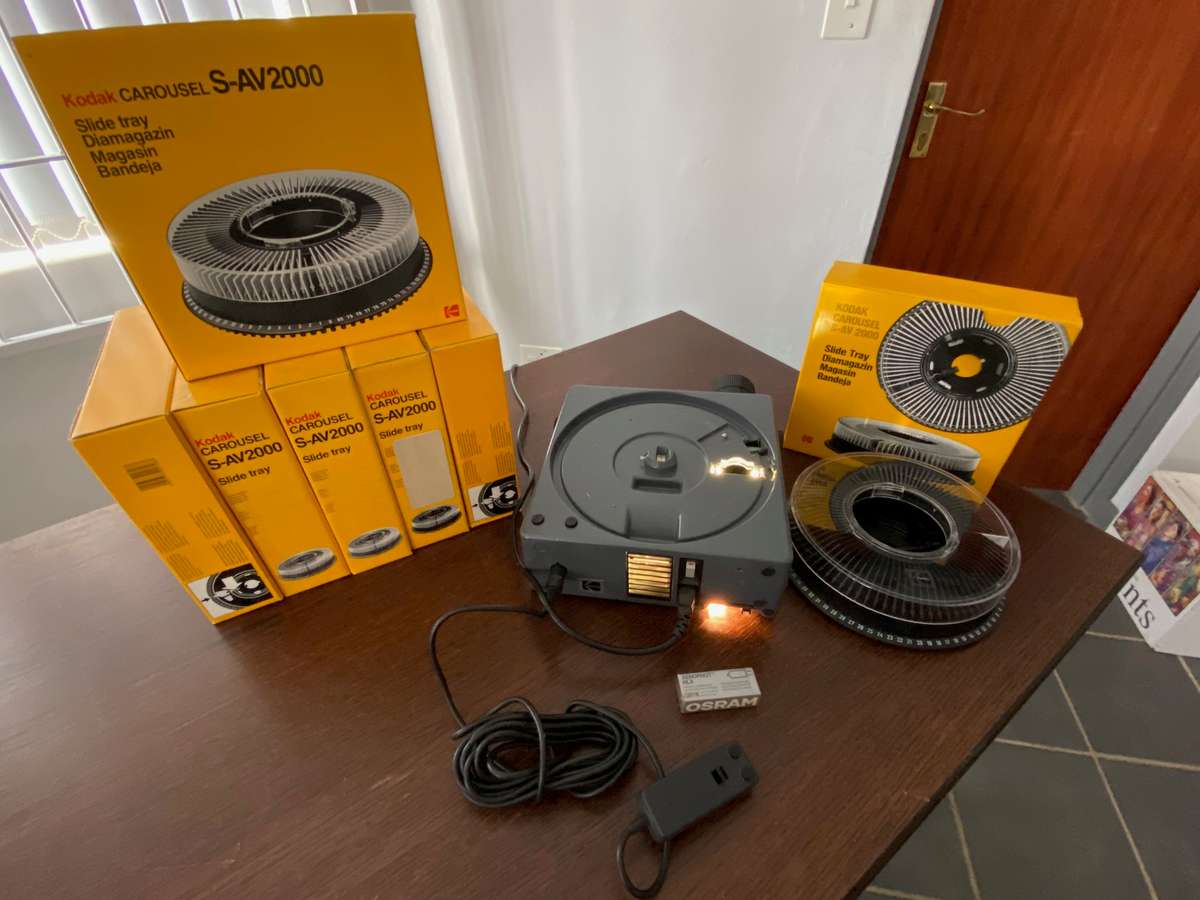 KODAK Slide Projector  S-AV 2030 with Kodak Retinar Vario Zoom Lens 70-120mm (LOT 2)