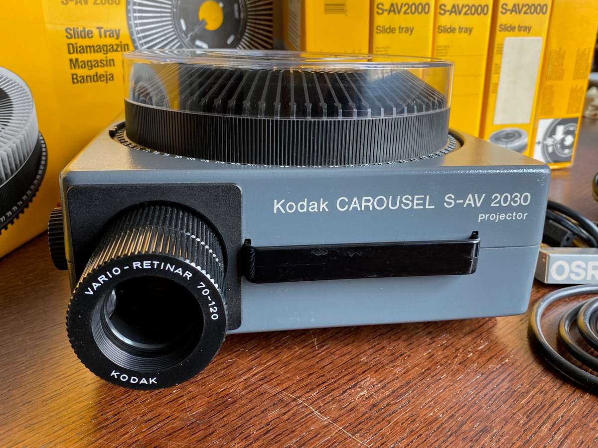 KODAK Slide Projector  S-AV 2030 with Kodak Retinar Vario Zoom Lens 70-120mm (LOT 2)