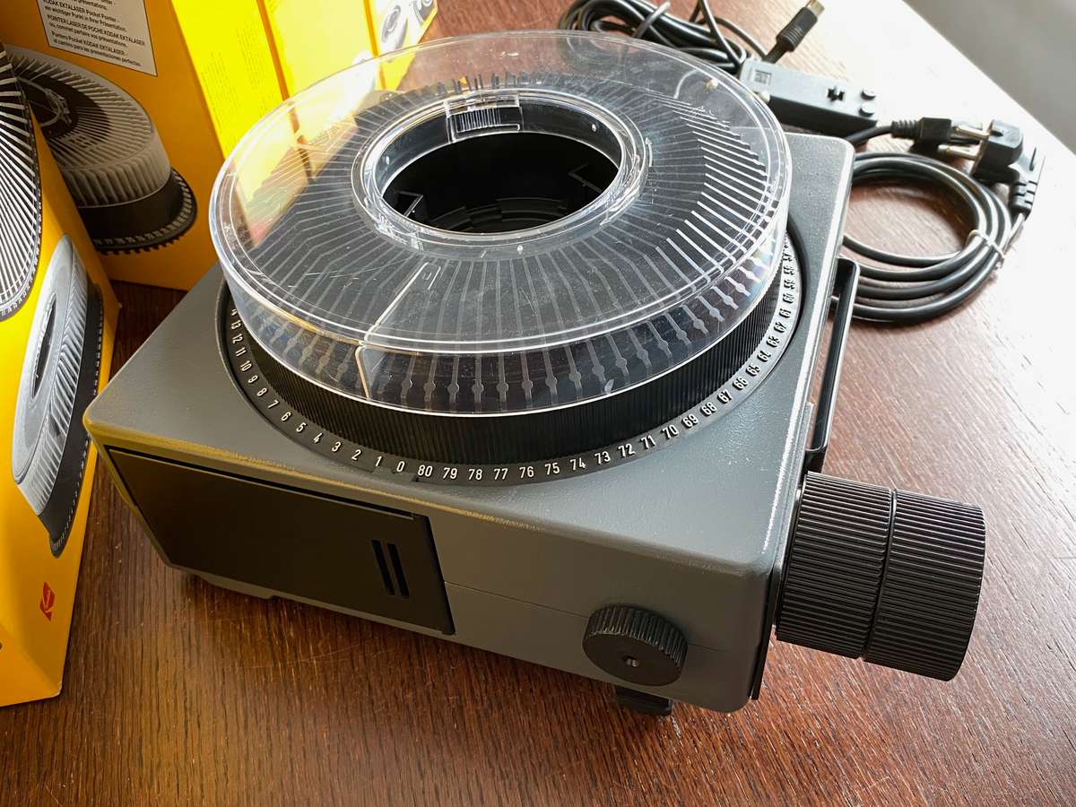 KODAK Slide Projector  S-AV 2030 with Kodak Retinar Vario Zoom Lens 70-120mm (LOT 2)