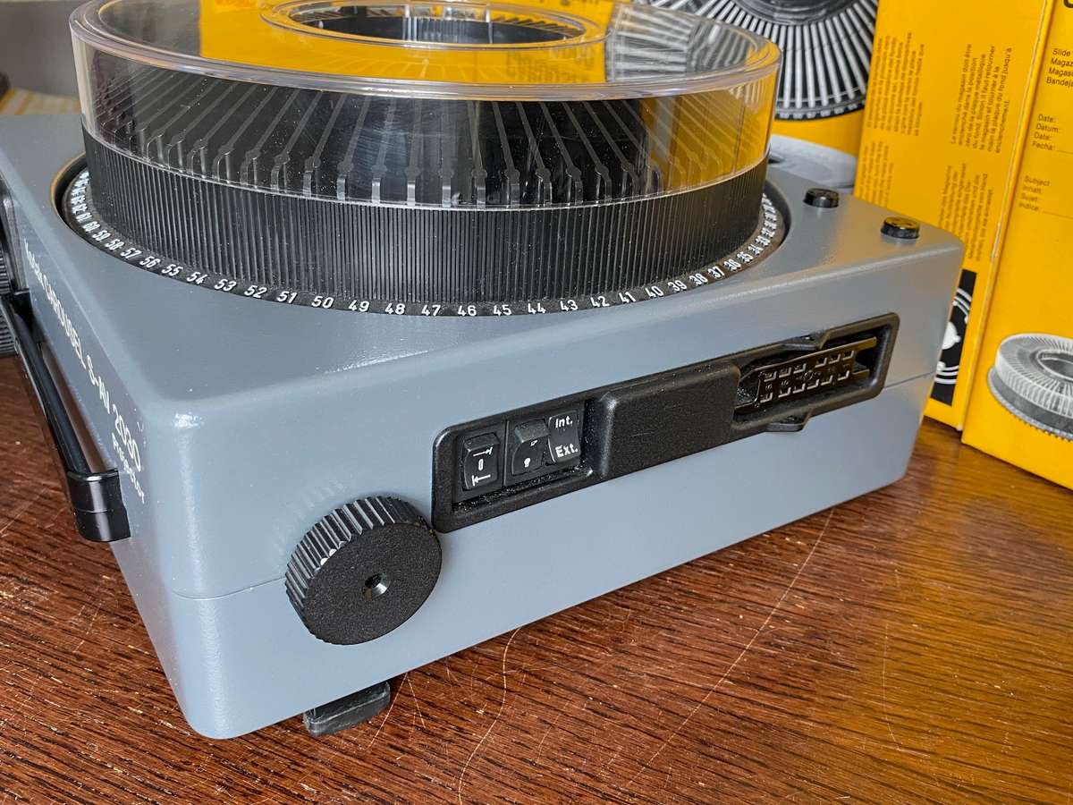 KODAK Slide Projector  S-AV 2030 with Kodak Retinar Vario Zoom Lens 70-120mm (LOT 2)