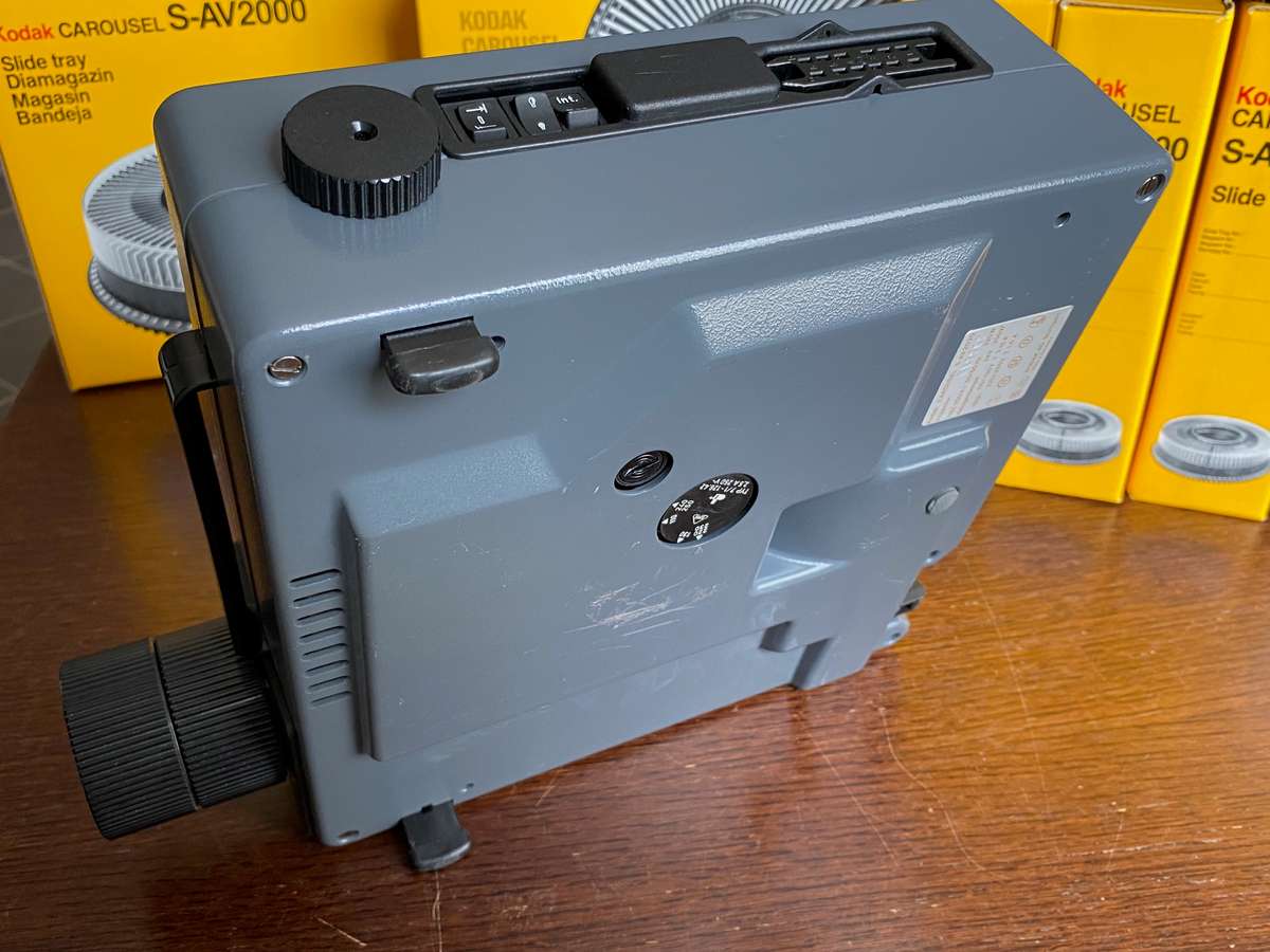 KODAK Slide Projector  S-AV 2030 with Kodak Retinar Vario Zoom Lens 70-120mm (LOT 2)