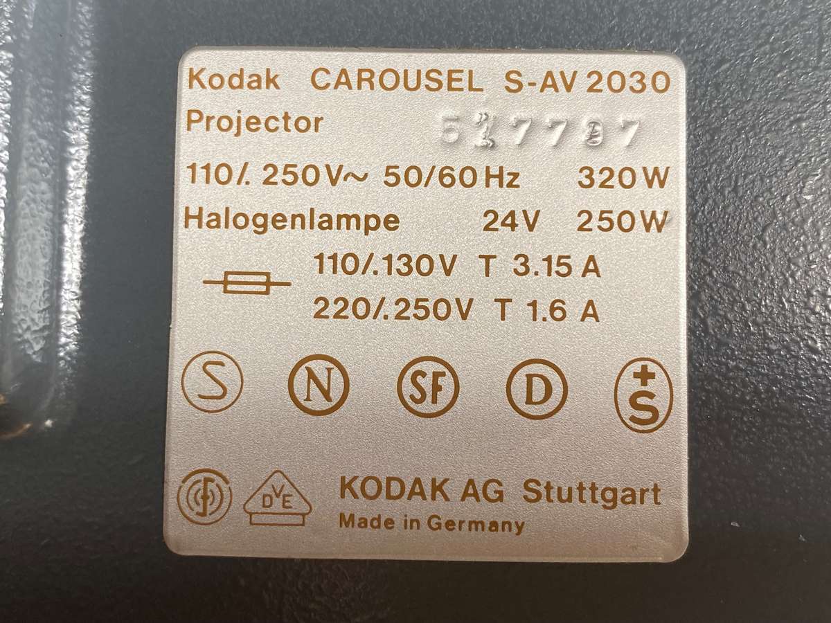 KODAK Slide Projector  S-AV 2030 with Kodak Retinar Vario Zoom Lens 70-120mm (LOT 2)