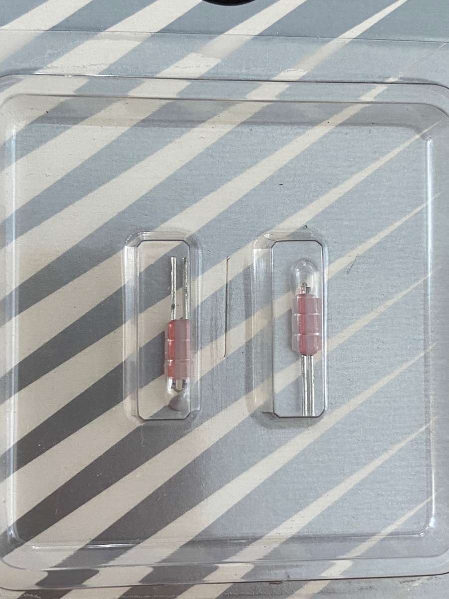 Mini Maglite Bulbs for 2-cell AA torch ,original spare bulb, package is still sealed