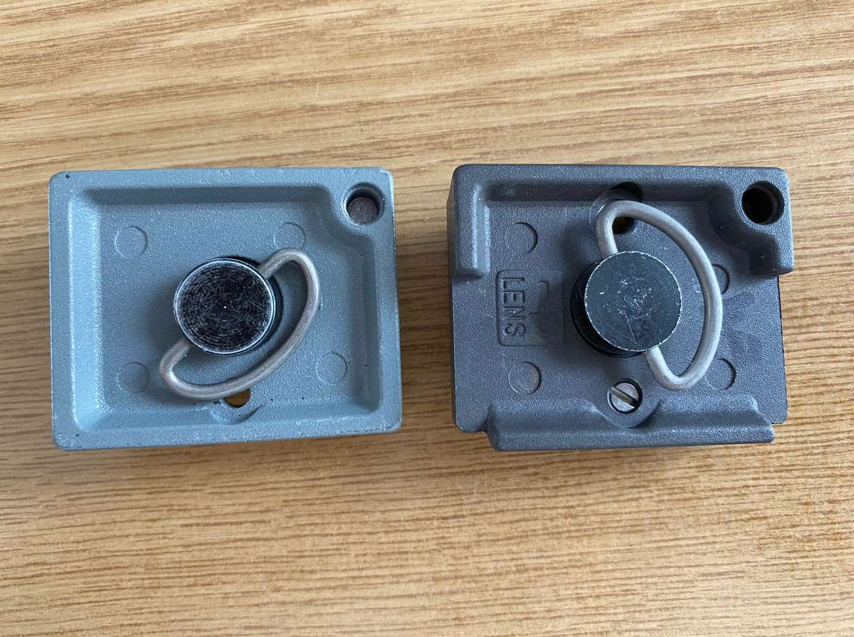 2 x Manfrotto tripod plate, silver and black, original Manfrotto