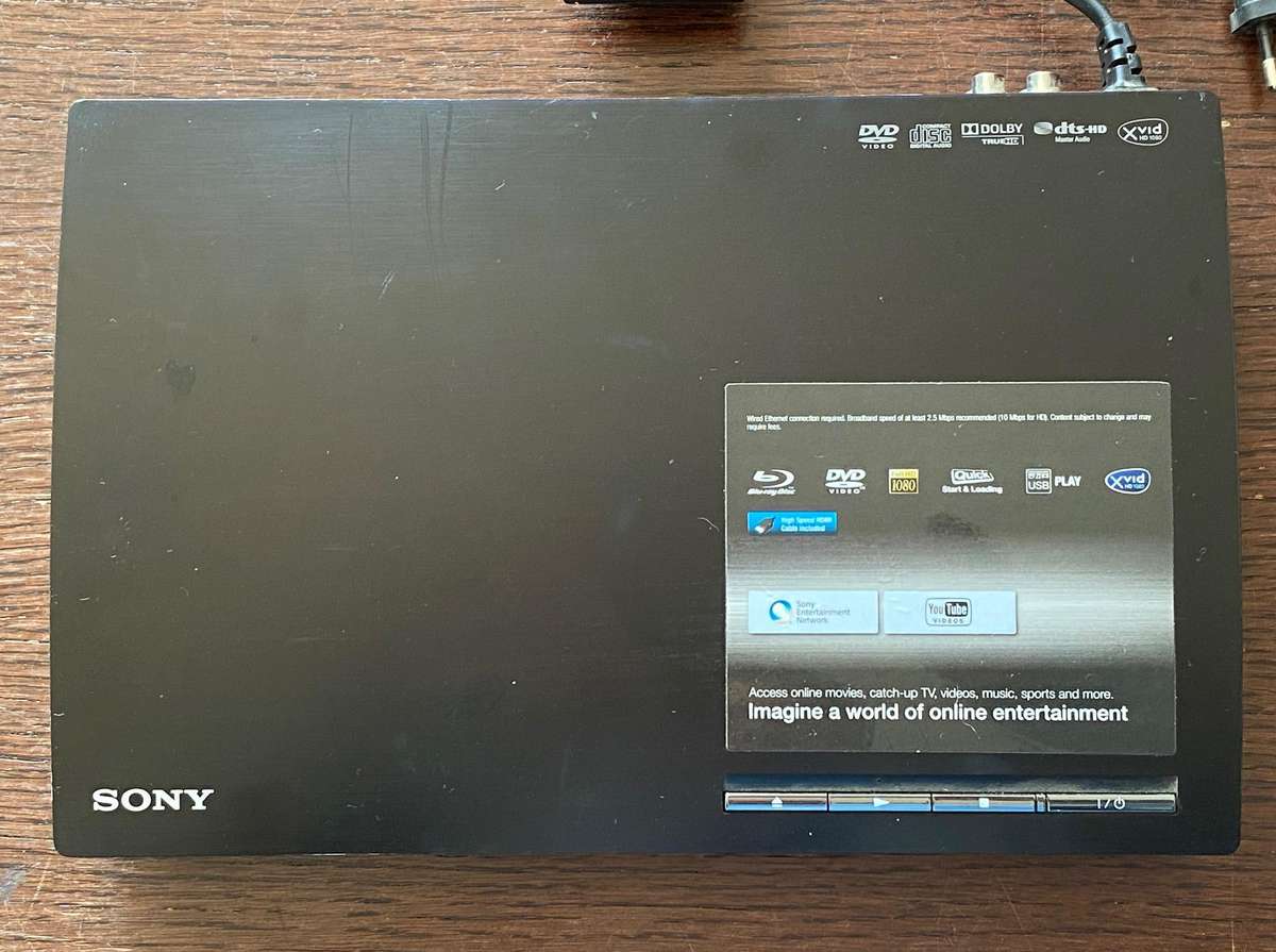 Sony BDP-S190 is a Blu-ray Disc player, in working condition