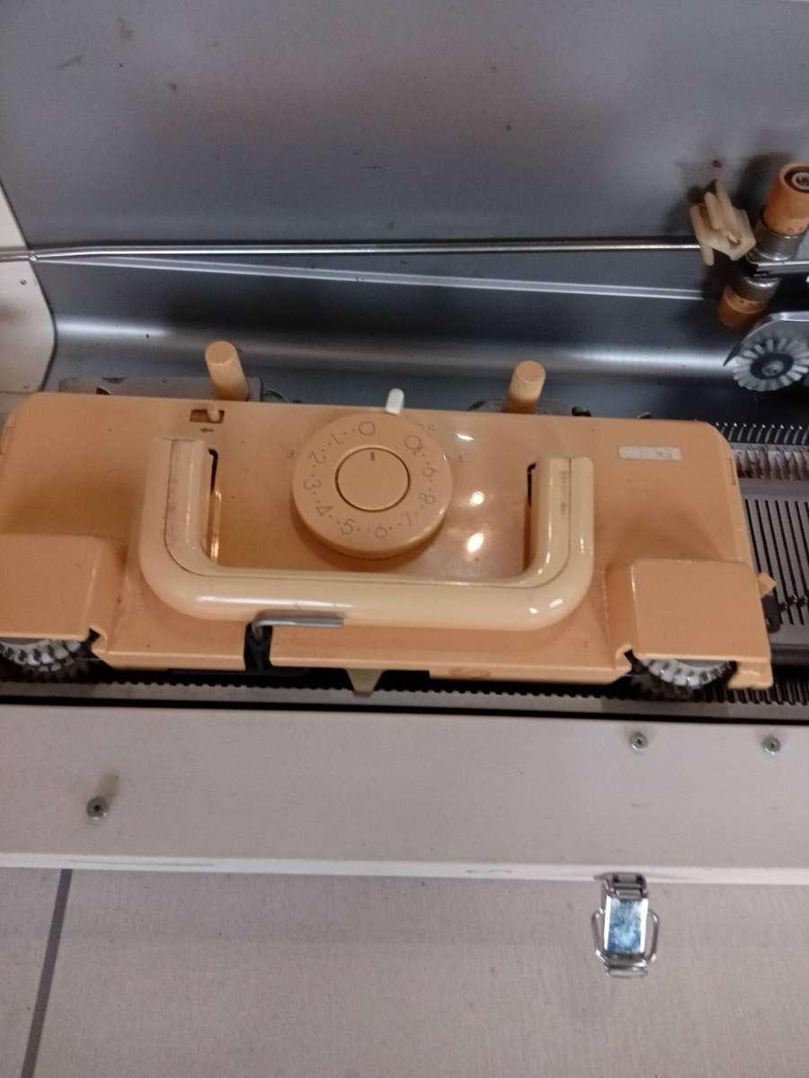 EMPISAL KNITTING MACHINE