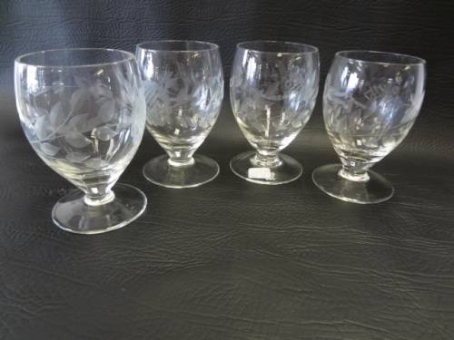Set of 4 Vintage Etched Wine Glasses with 1 extra 11 cm - as per photo