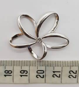 925 Sterling Silver Flower Pendant with makers mark HTIA/U weight 3.4g as per photo