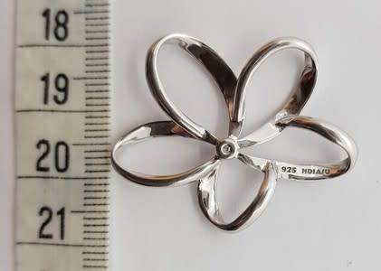 925 Sterling Silver Flower Pendant with makers mark HTIA/U weight 3.4g as per photo