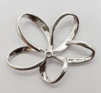 925 Sterling Silver Flower Pendant with makers mark HTIA/U weight 3.4g as per photo