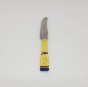 Faux ivory handle George 6 coronation butter knife, 12cm