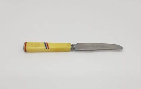 Faux ivory handle George 6 coronation butter knife, 12cm