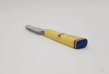 Faux ivory handle George 6 coronation butter knife, 12cm