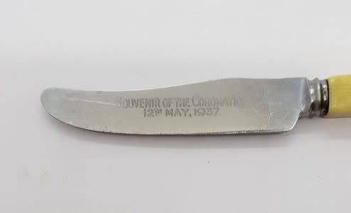 Faux ivory handle George 6 coronation butter knife, 12cm