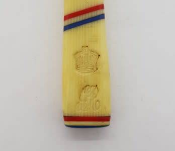 Faux ivory handle George 6 coronation butter knife, 12cm