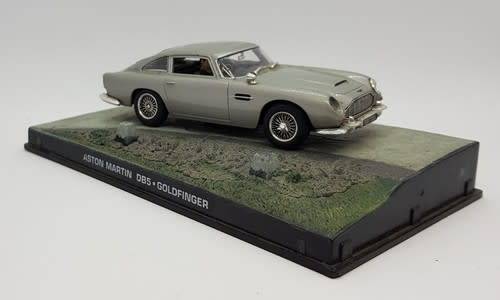 Aston Martin DB5 - Goldfinger model car  - casing cracked, broken mirror and missing light