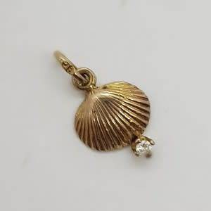 9k Gold and Diamond Shell pendant weight 0.5g s per photo