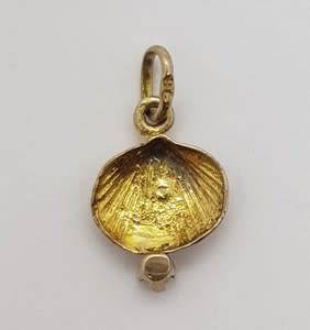 9k Gold and Diamond Shell pendant weight 0.5g s per photo