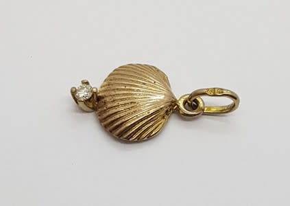 9k Gold and Diamond Shell pendant weight 0.5g s per photo