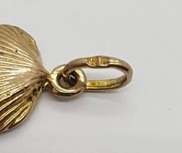 9k Gold and Diamond Shell pendant weight 0.5g s per photo