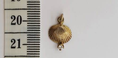 9k Gold and Diamond Shell pendant weight 0.5g s per photo
