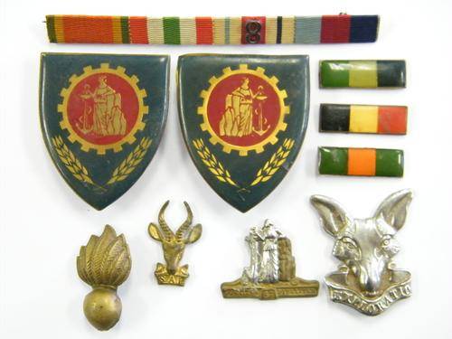 Lot of 10 military items, some with broken pins - as per scan