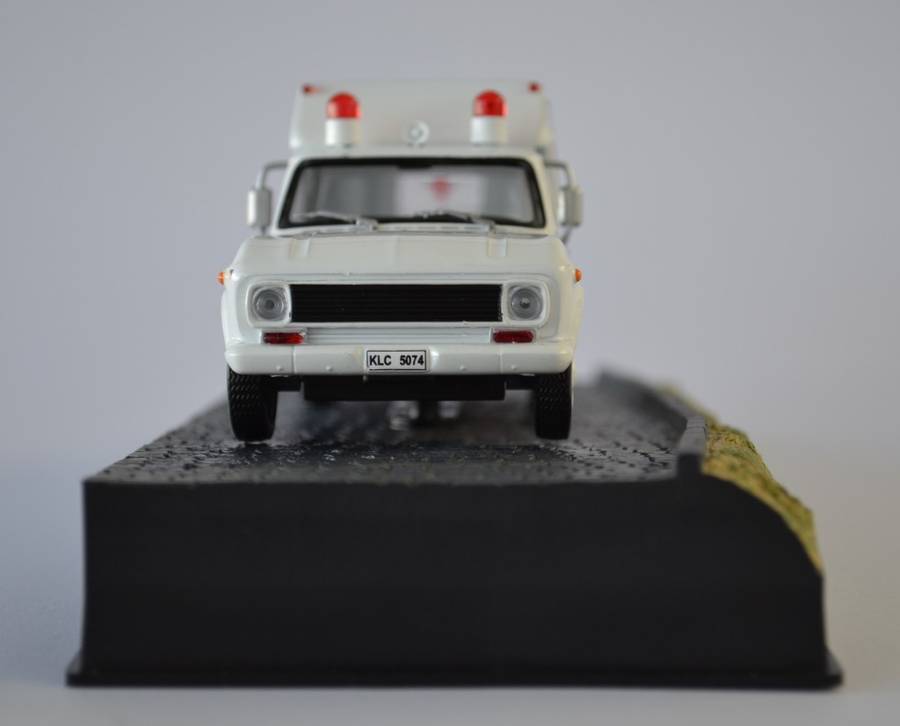 James Bond 007 Chevrolet Ambulance - Moonraker Model Car Scale 1:32 as per photo
