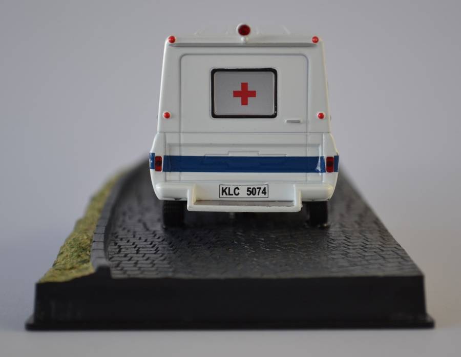 James Bond 007 Chevrolet Ambulance - Moonraker Model Car Scale 1:32 as per photo