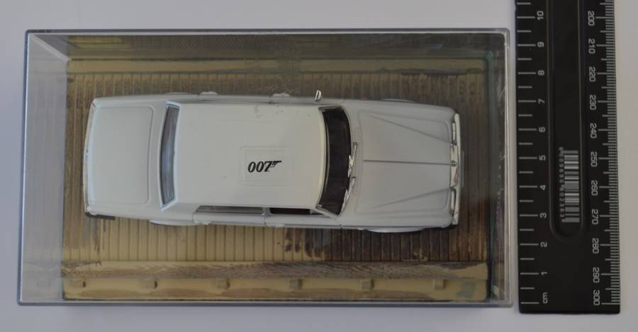 James Bond 007 Rolls Royce Silver Shadow II-The World Is Not Enough Model Car Scale 1:43 as per phot