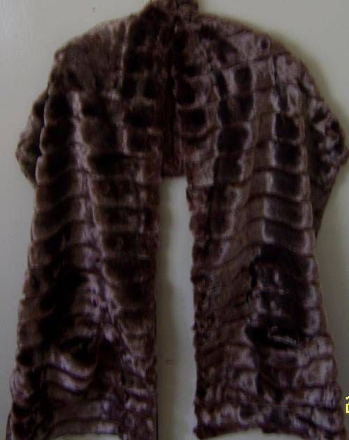 BROWN SYNTHETIC SHAWL 190X38 CM WITH POCKETS AND IS LINED.