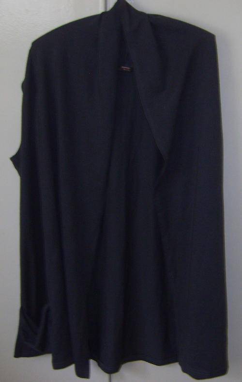 SIZE 20 PULL OFEER NO SLEEVES WITH POCKETS.  DARK GREY.