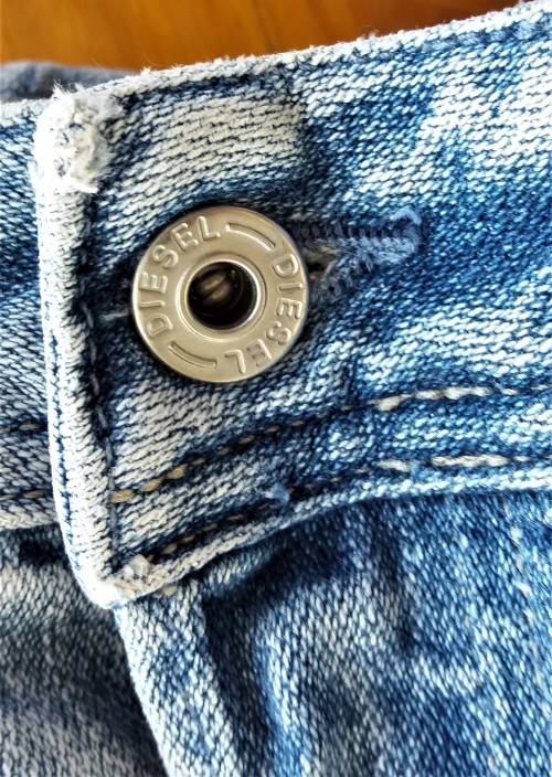 MENS DIESEL JEANS- SIZE 32 SLIM FIT- HARDLY WORN