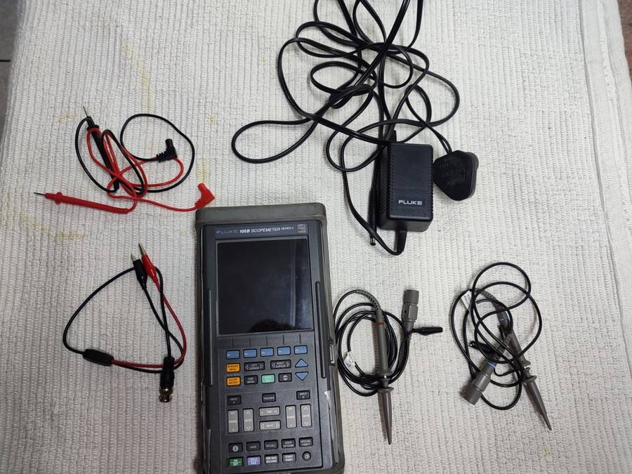 Fluke 105B portable oscilloscope + multimeter (scopemeter)