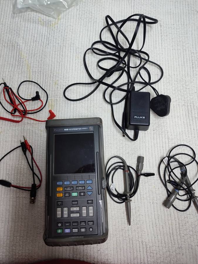 Fluke 105B portable oscilloscope + multimeter (scopemeter)