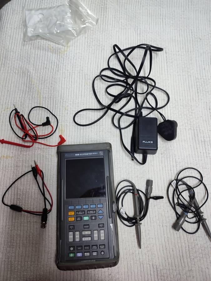 Fluke 105B portable oscilloscope + multimeter (scopemeter)